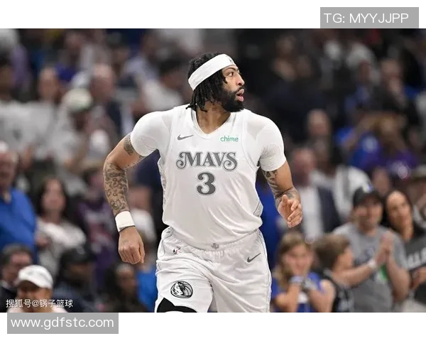 浓眉调侃三状元比一手势称自己拥有大学冠军荣耀