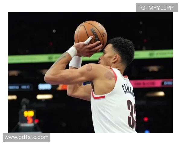 卡马拉全能表现助力球队胜利11投5中贡献13分7篮板3助攻2抢断1盖帽正负值5