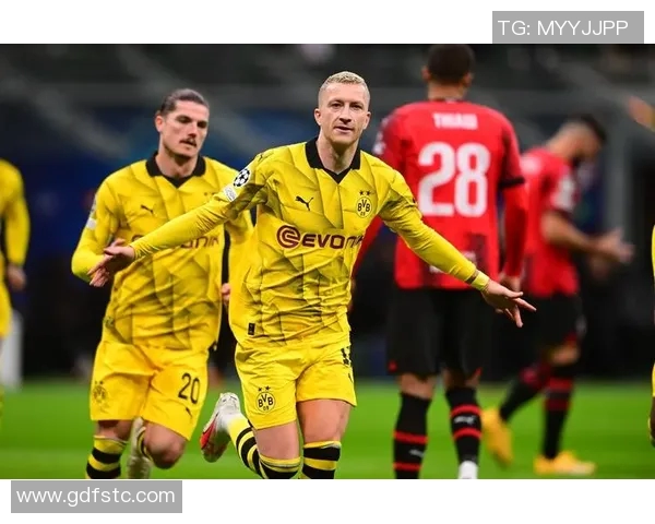 多特球员与教练对漏判点球提出质疑主裁回应拉扯轻微且无效