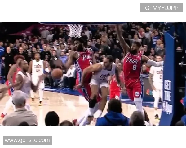 莫布里上半场表现出色三投三中贡献八分三板两助攻助力球队攻势 莫布里上半场表现出色三投三中贡献八分三板两助攻助力球队攻势