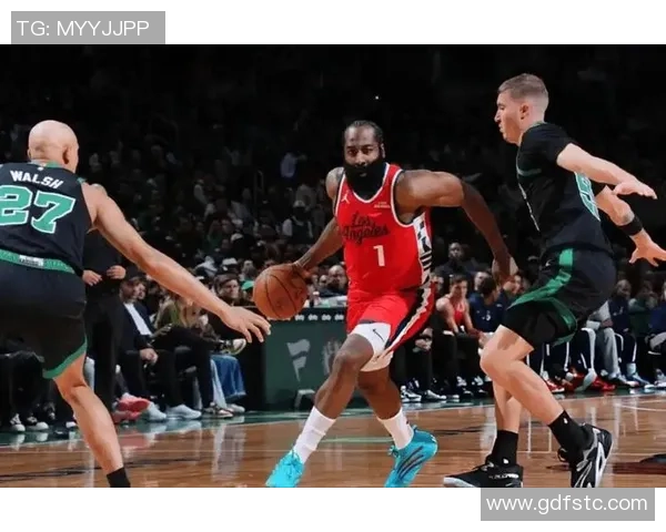 半场战报哈登火力全开贡献20分小卡紧随其后快船领先勇士3分