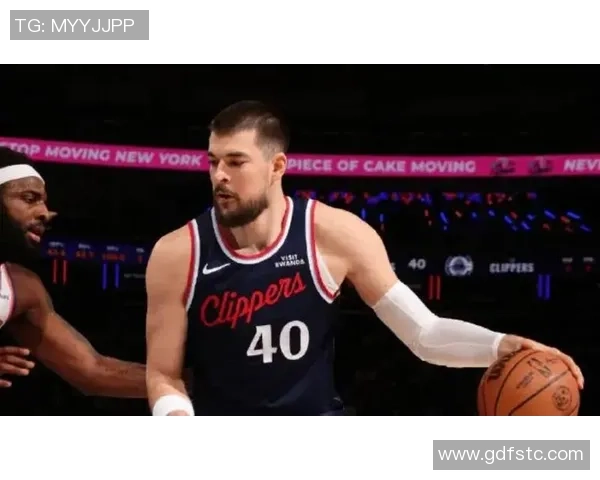 小卡面对祖巴茨防守困境展现个人能力成功打成2加1 小卡面对祖巴茨防守困境展现个人能力成功打成2加1