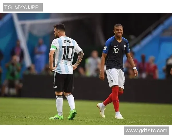 舍甫琴科盛赞姆巴佩称其金球奖指日可待是当代顶尖球员之一