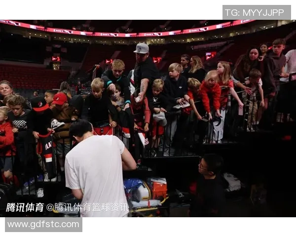 杨瀚森随队抵达多伦多加拿大网友街头偶遇成功合影留念