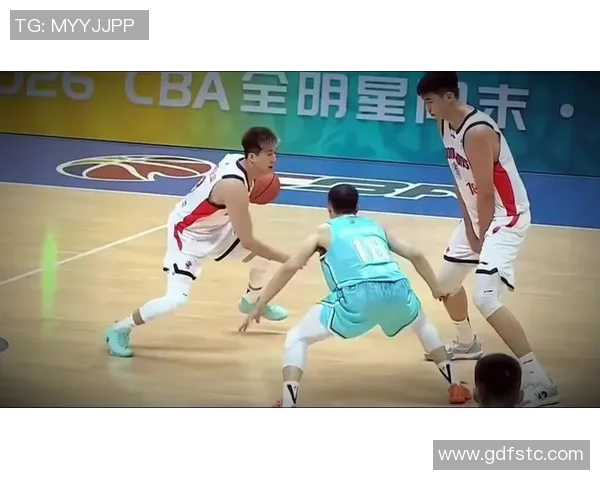 郭艾伦次节末表现出色助力球队追分半场贡献6分2助展现全面能力