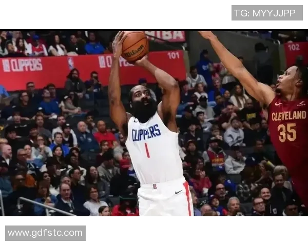 卢教练谈球队阵容深度期待通过比赛磨合轮换与化学反应